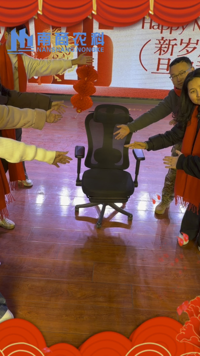 🎇 元旦快乐，温暖相伴 🎇时光匆匆，感恩 2025 年每一份支持与陪伴！从猪场到工厂，南商农科的成长，离不开每一位合作伙伴与家人的信赖！2026 年，我们将继续以贴心服务和硬核设备，陪您一路前行，养殖